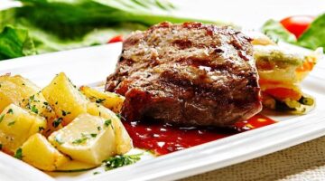 Svíčková s brusinkami a lístečkovým těstem