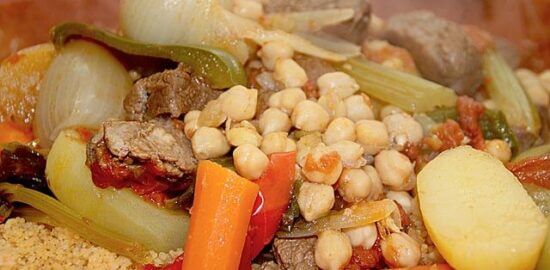 Kuskus s kořeněným masem a sušeným ovocem