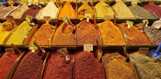 Egyptský česnekový kuřecí tajine