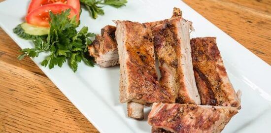 BBQ ribs s bramborovým salátem