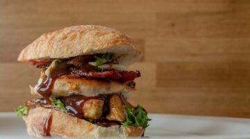 Hamburger s hranolkami a cukrovkou