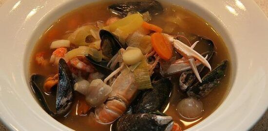 Bouillabaisse rybí polévka s grilem