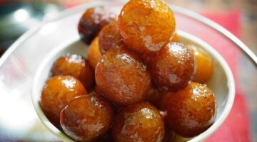 Gulab Jamun dort plněný pistáciemi