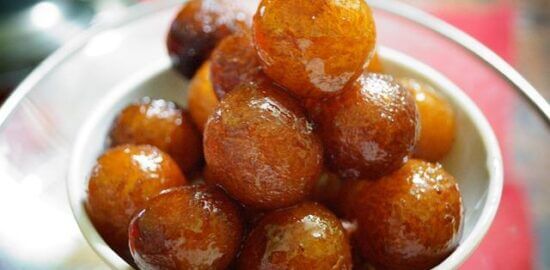 Gulab Jamun dort plněný pistáciemi