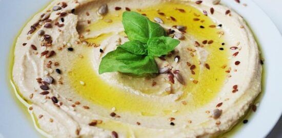 Hummus s pečenou cibulí a chilli