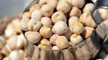 Cizrna s červenou omáčkou a rýží