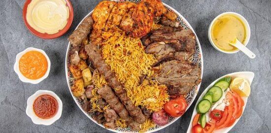 Kebab na grilu s hummusem