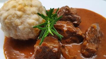 Rajčatový guláš s fazolemi a koriandrem