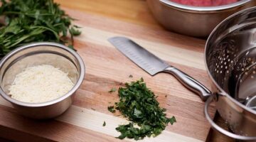 Parmezánová cuketová placka s bazalkou