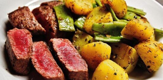 Biftek s batáty a kukuřicí