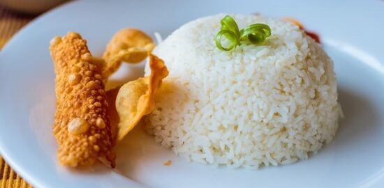 Chlebové placky naan s česnekem