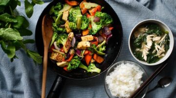 Smažený tofu s kimchi a rýží