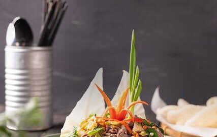 Vietnamský salát s nudlemi a hovězím