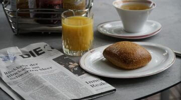 Snídaňový croissant s máslem a marmeládou