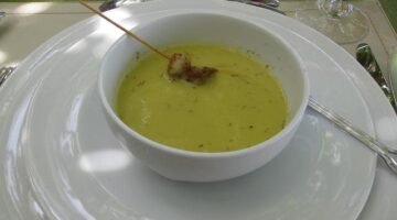 Hrachová polévka s masem a citrusy