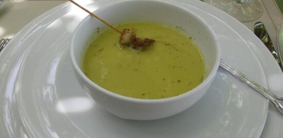 Hrachová polévka s masem a citrusy