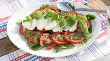 Rajčatový salát s tofu a avokádem