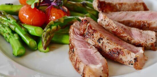 Telecí plátek s brusinkami a bramborovou kaší