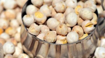 Cizrna s okurkou a jogurtem