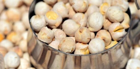 Cizrna s okurkou a jogurtem