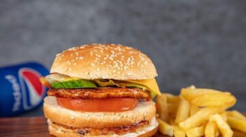 Burger s hranolkami a ketchupem