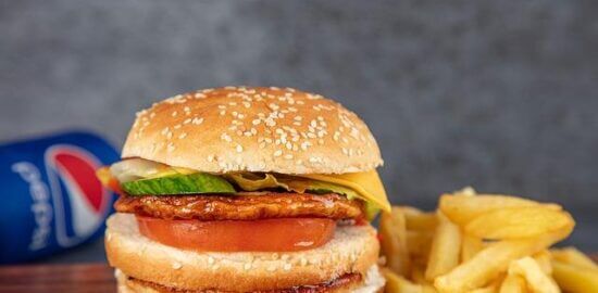 Burger s hranolkami a ketchupem