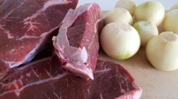 Telecí maso s brusinkami a grilovanou zeleninou