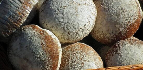 Křupavé quinoa burger s avokádem