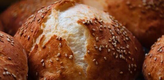 Pečený vepřový plátek s bramborovým salátem