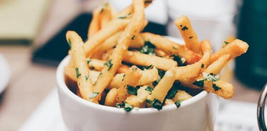 Hranolky se sýrem a omáčkou