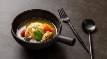 Zelený kari s tuňákem a zeleninou