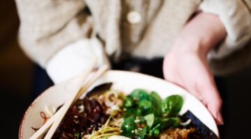 Ramen s vajíčkem a mořskými řasami