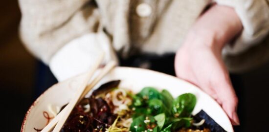 Ramen s vajíčkem a mořskými řasami