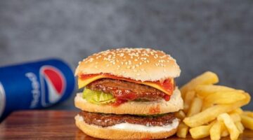 Burger s hranolky a majonézou