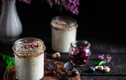 Ovesná kaše s ovocem a ořechy