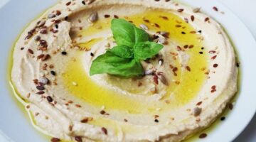 Hummus s olivovým olejem a oreganem