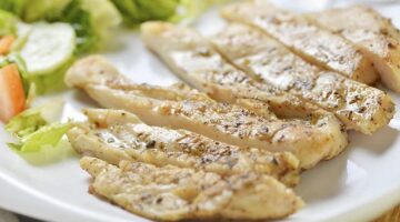 Kuřecí řízek s domácím bramborovým salátem