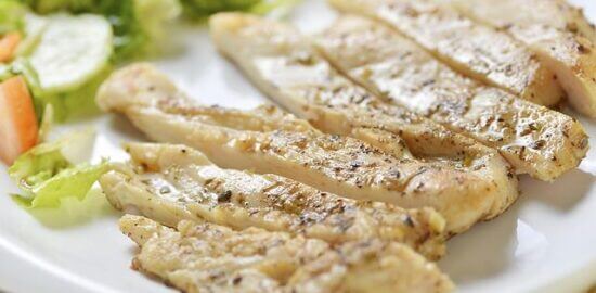 Kuřecí řízek s domácím bramborovým salátem