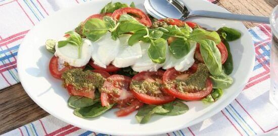 Rajčatový salát Caprese s bazalkou