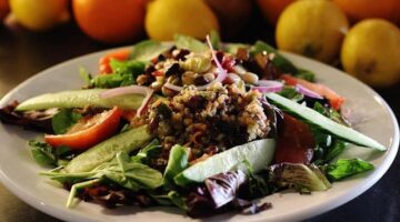 Quinoa s černými fazolemi a avokádem