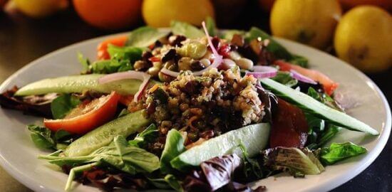 Quinoa s černými fazolemi a avokádem