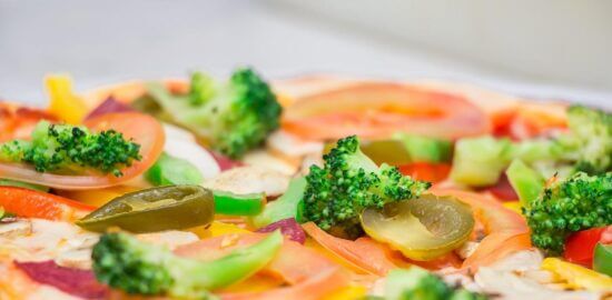 Pizza quattro formaggi salame