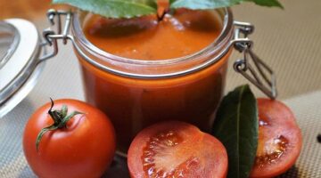 Tomatová pizza s mozzarellou