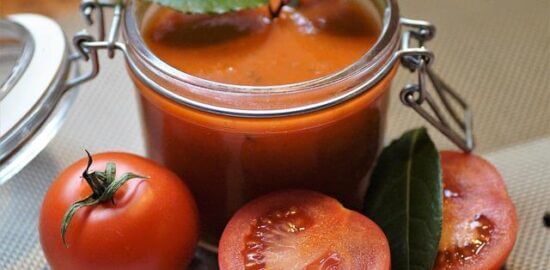 Tomatová pizza s mozzarellou