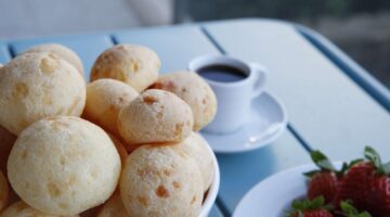 Pão de queijo plněné šunkou