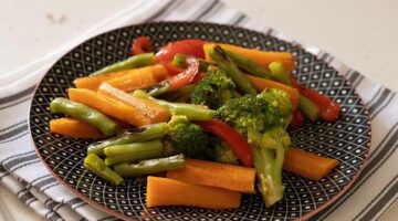 Veganské tofu s rýží a zeleninou