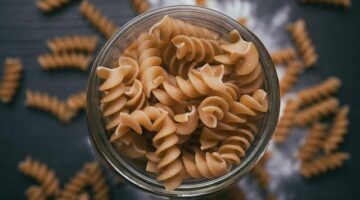 Italská těstovinová caprese salát