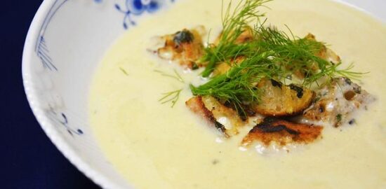 Česneková polévka s bylinkovými krutony