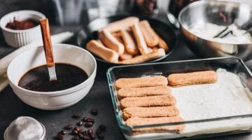 Tiramisu s jahodami a bazalkou