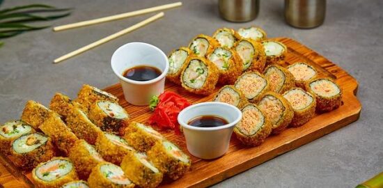 Sushi s lososem a avocado